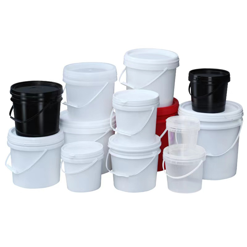 Strong plastic bucket with reinforced handle