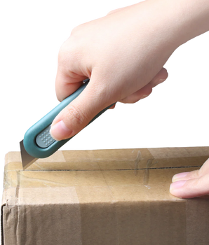 Detectable self-retract knife